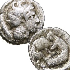 Rare HERAKLES on Right wrestles Nemean Lion/ATHENA helmeted head. Herakleia mint