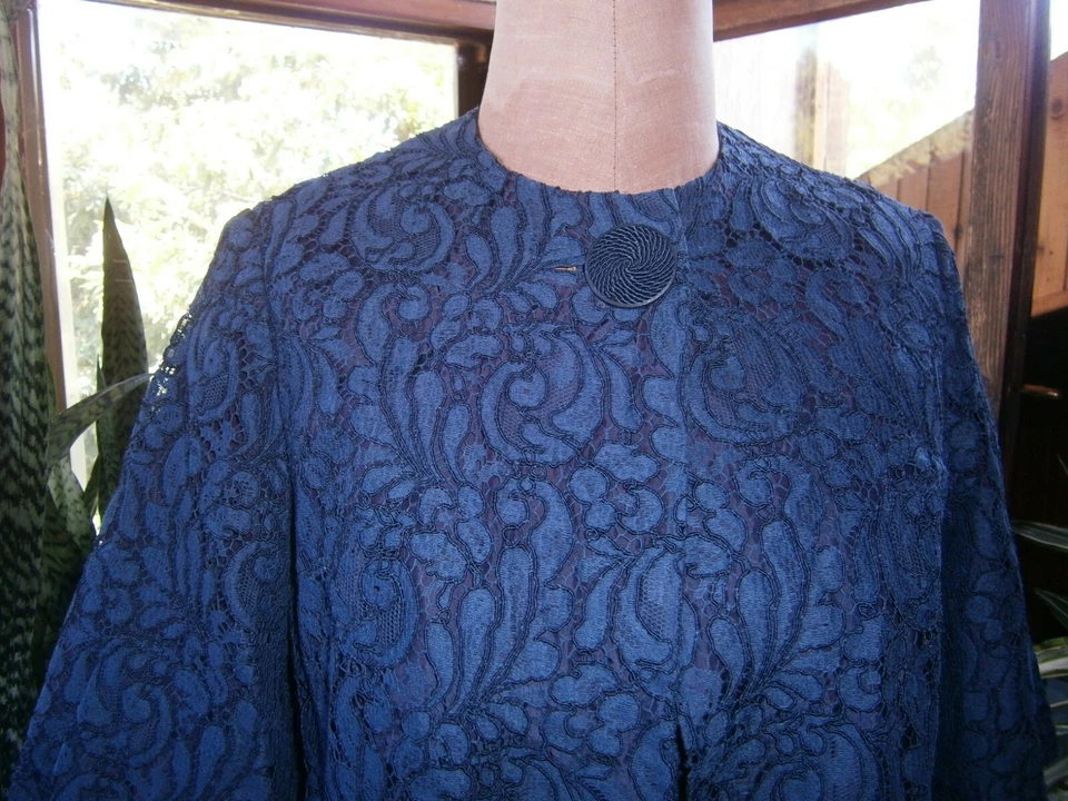 abito  sartoriale con bolero, di pizzo blu anni '60 ,in cotone - Immagine 3 di 4