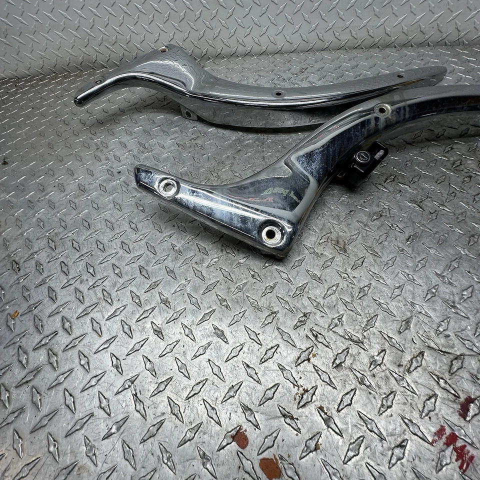 06-09 Suzuki Boulevard C50 VL800 2007 OEM puntal guardabarros rieles traseros par de soportes Foto 2 de 4