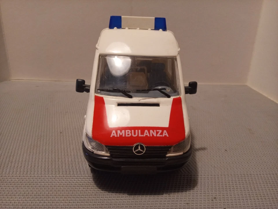 Modellino Mercedes ambulanza scala 1:25 in materiale plastico con dettagli - Immagine 2 di 4