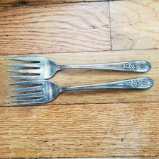 2ANTIQUE VINTAGE COLLECTIBLE FORKS 6" WM ROGERS MFG CO SILVER PLATE- EXTRA