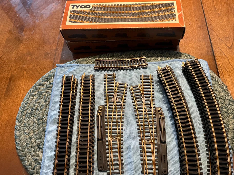 Tyco HO Track and Switches, Used, 14x18"R Curves, 8x10" Straights, L/R Switches - Image 2 of 2