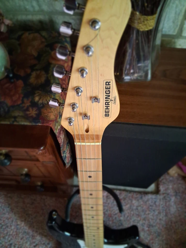 GUITARRA ELÉCTRICA BERHINGER SEIS CUERDAS CON ESTUCHE Foto 2 de 3