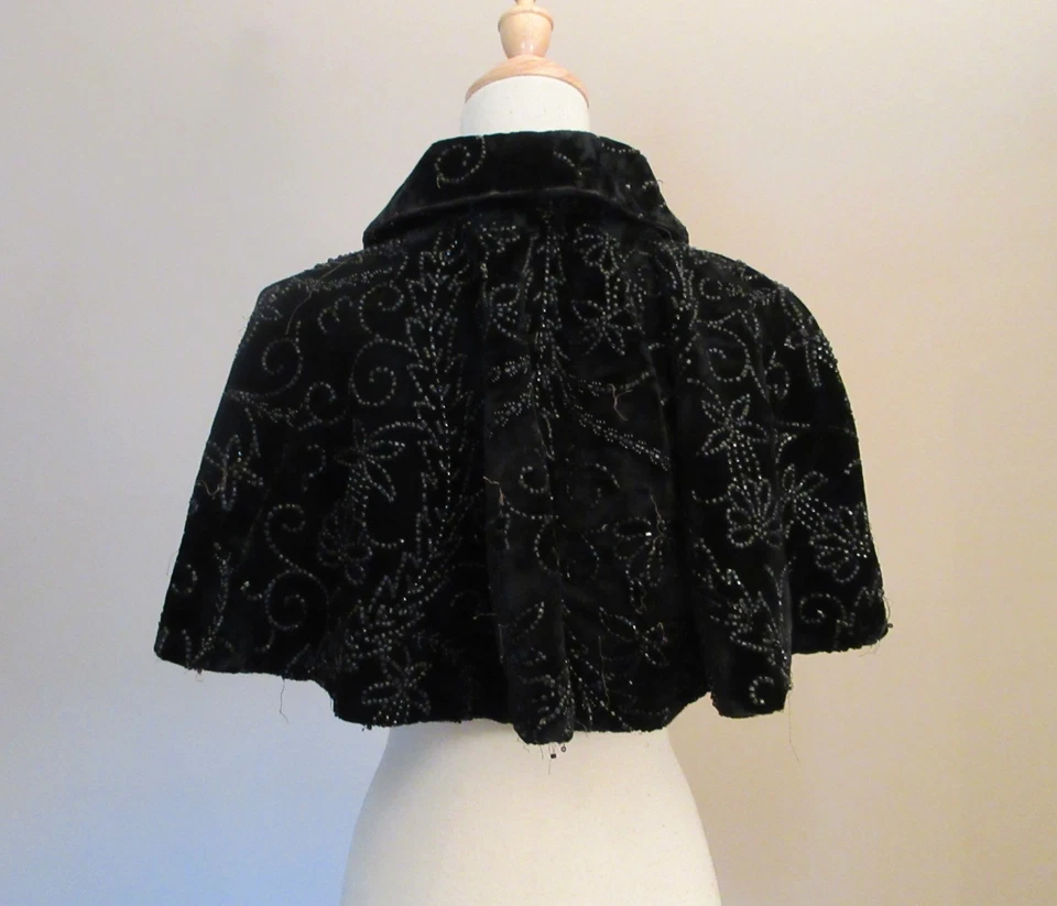 Chaqueta con capa eduardiana vintage de terciopelo negro con cuentas Foto 2 de 3