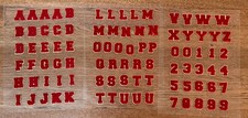 Juego de 91 letras y números universitarios pequeños adhesivos, bordes de oro chenilla roja