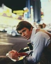 Robert Urich As Dan Tana Posing On The Strip Vegas Tv Series 8x10 Picture Celebr