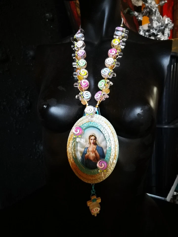 Conjunto Joyería Collar Colgante Santo Pop Religión Madonna Chupa Chups Dulce Foto 3 de 4