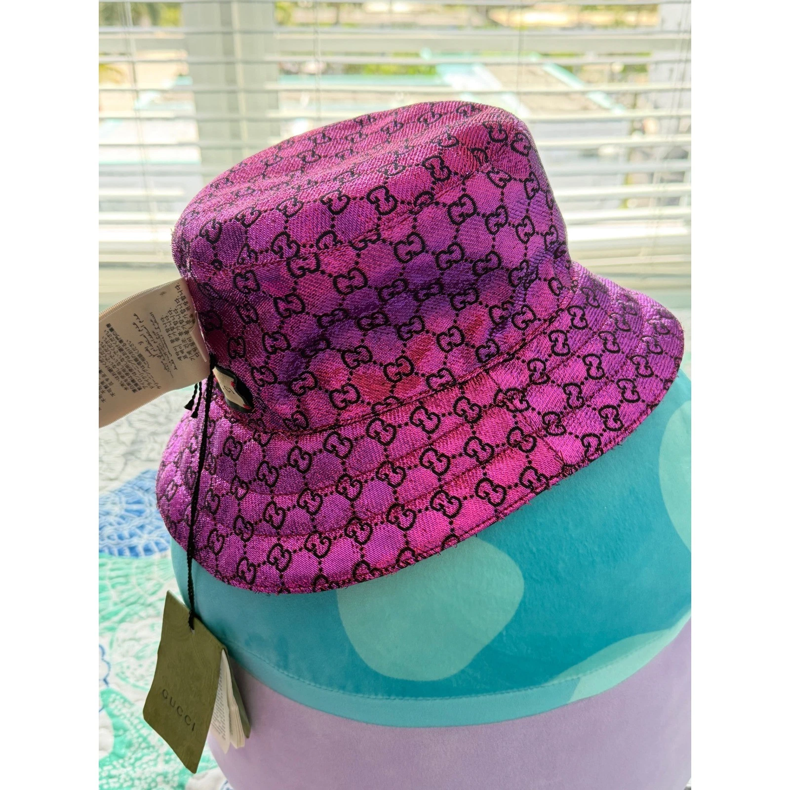 AUTHENTIC GUCCI GG Monogram Reversible Bucket Hat Pink Silk Metallic Logo Print
Opens in a new windo
