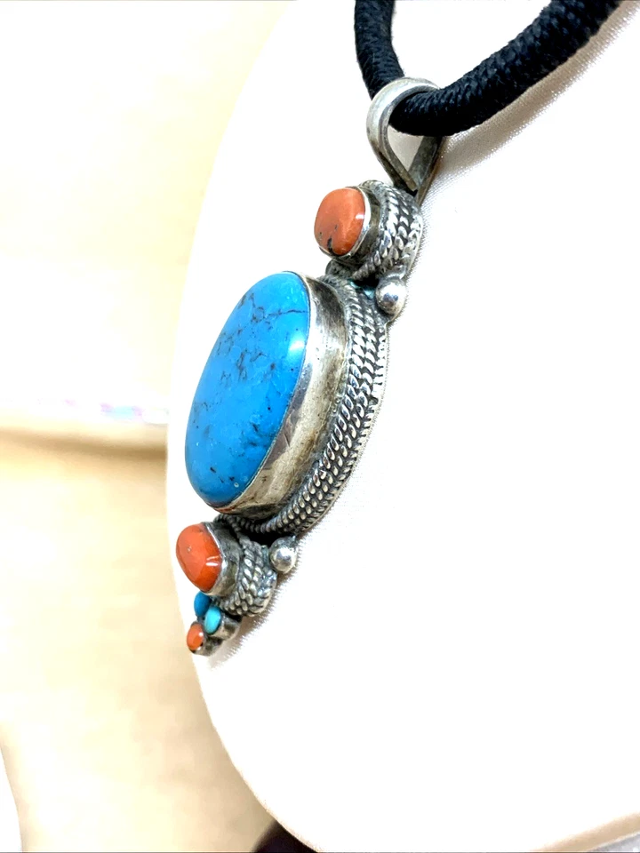 GRANDE CIONDOLO TIBETANO IN ARGENTO 925 CON TURCHESE E CORALLO NATURALE - Immagine 2 di 4