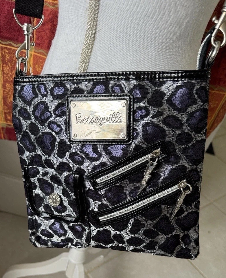 Bolso Bandolera BETSEYVILLE Estampado Animal Plateado y Azulado Púrpura Brillante Mediano Foto 2 de 4