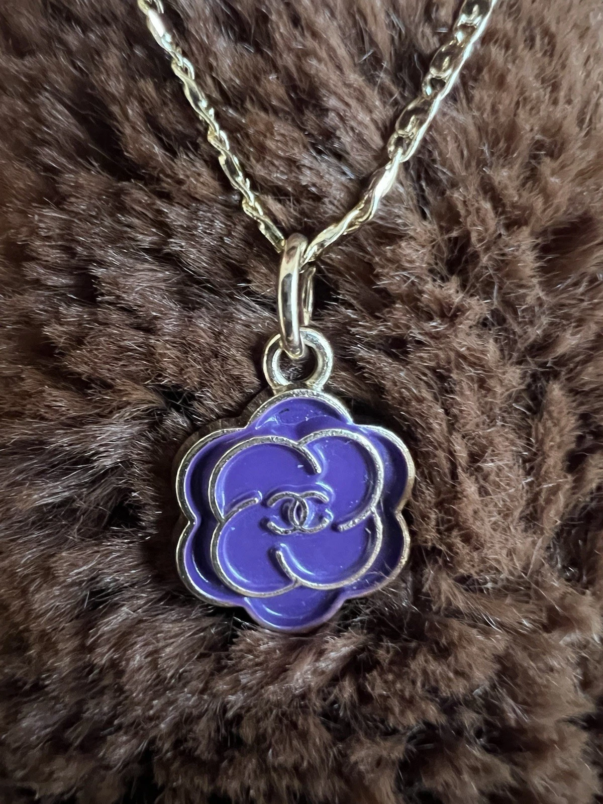 Autentico Charm Chanel Rosa Fiore di Camelia con Chanel CC Catena Placcata Oro 18 Pollici
