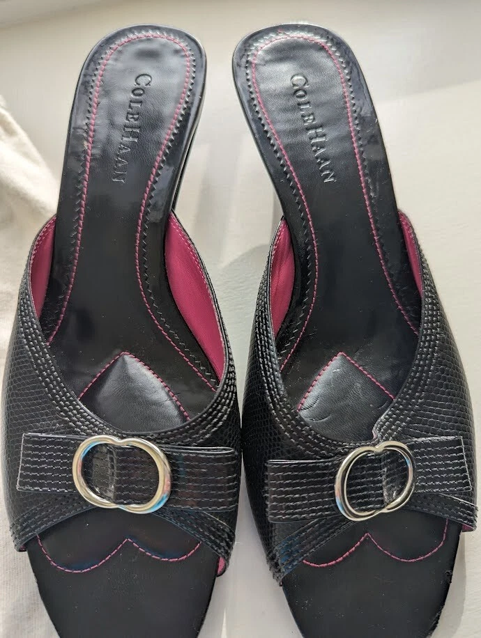 Tacón de gatito charol negro Cole Haan con doble hebilla plateada. 8B Timeless Foto 2 de 4