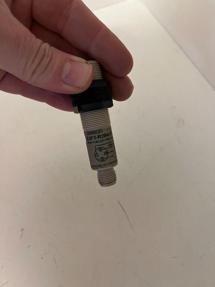 Sensore Foto Elettrico OMRON E3F2-R2B4-P1 – Nuovo Senza Scatola