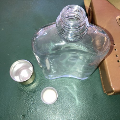 Vintage flask with shot glass lid disguised as an am fm radio - Picture 12 of 17