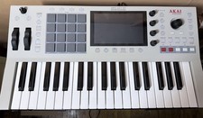 AKAI MPC Key 37 2 - Sampler And Standalone Music Production Keyboard Gen. 2