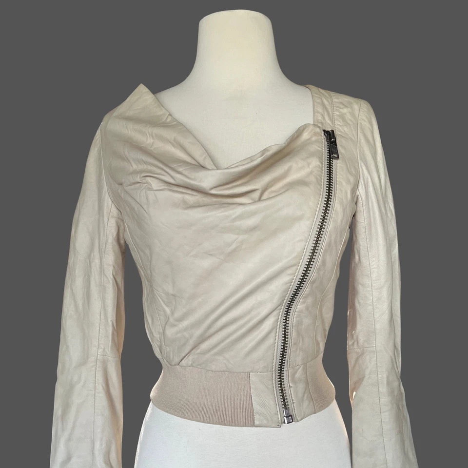 Chaqueta de cuero corta vintage Y2K; cuello capucha increíblemente suave sexy sofisticada XS Foto 4 de 4