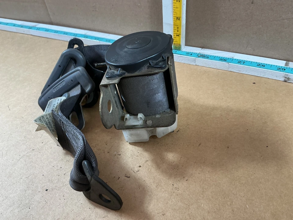 Cinturón de seguridad trasero derecho pasajero Mitsubishi Eclipse 1995-1999 Foto 3 de 4