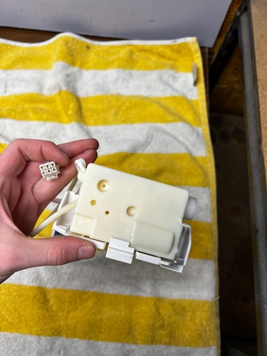243297613 OEM Frigidaire Refrigerator Ice Maker Assembly free shipping - Picture 6 of 6