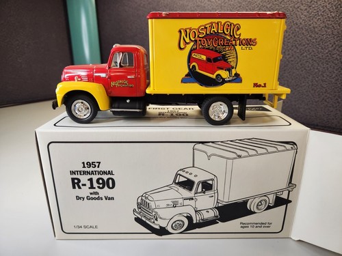 First Gear 1957 International R-190 Nostalgic Toy Creations Dry Goods Van Bank - Foto 1 di 9