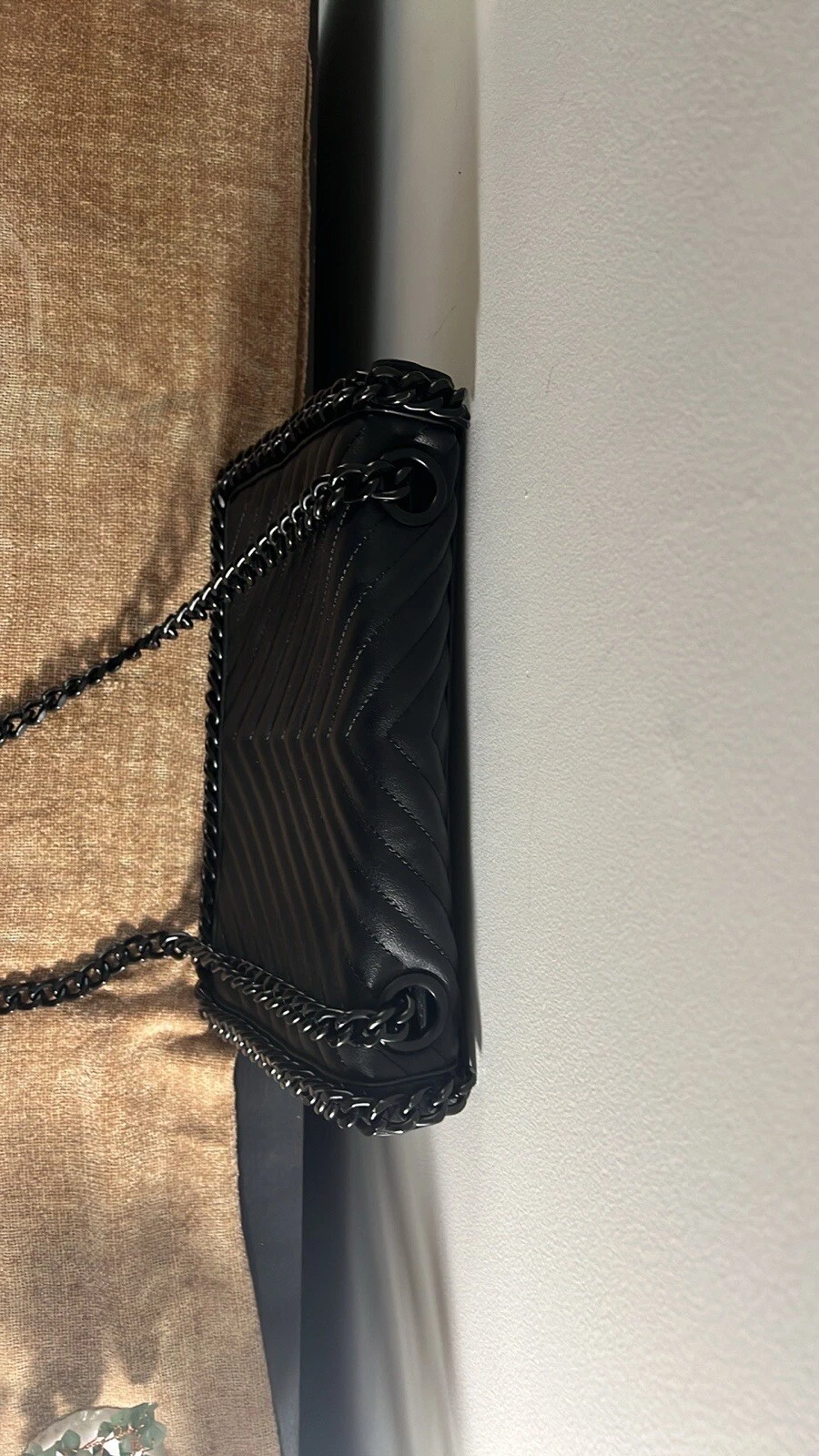 Borsa a tracolla Aldo Greenwald Chevron Trapuntata Nera Cinturino Catena Gotico Chic