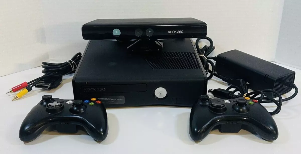 XBOX 360 slim COM 10 jogos e duas manetes e kinet - Videogames