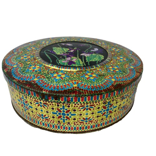 Vintage Embossed Painted Tin Made in Hong Kong 8" Across - Picture 1 of 12