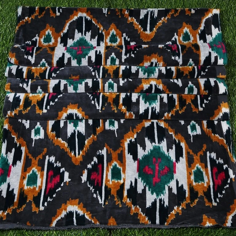 Vestido indio de tela de terciopelo suave estampado Ikat costura tapicería terciopelo por año Foto 4 de 4