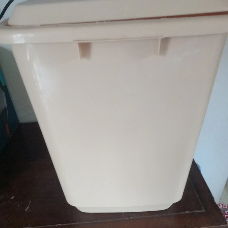 Cesto de lavanderia vintage retrô Rubbermaid 2787 flor de tulipa bege com tampa - Imagem 2 de 4