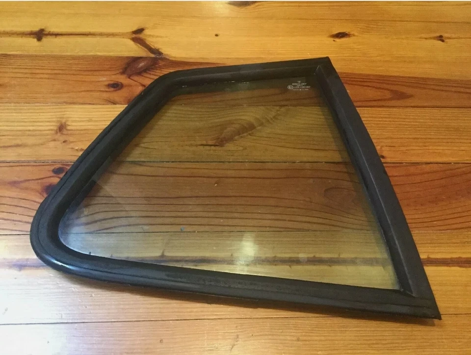 PORSCHE 944 1983-1991 LADO DEL PASAJERO CUARTO DERECHO VENTANA CRISTAL con sello y moldura Foto 2 de 4