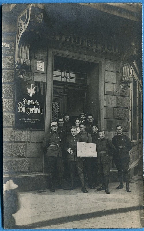 CPA Photo: Soldats français devant un restaurant de Dusseldorf / Allemagne - Photo 1/1