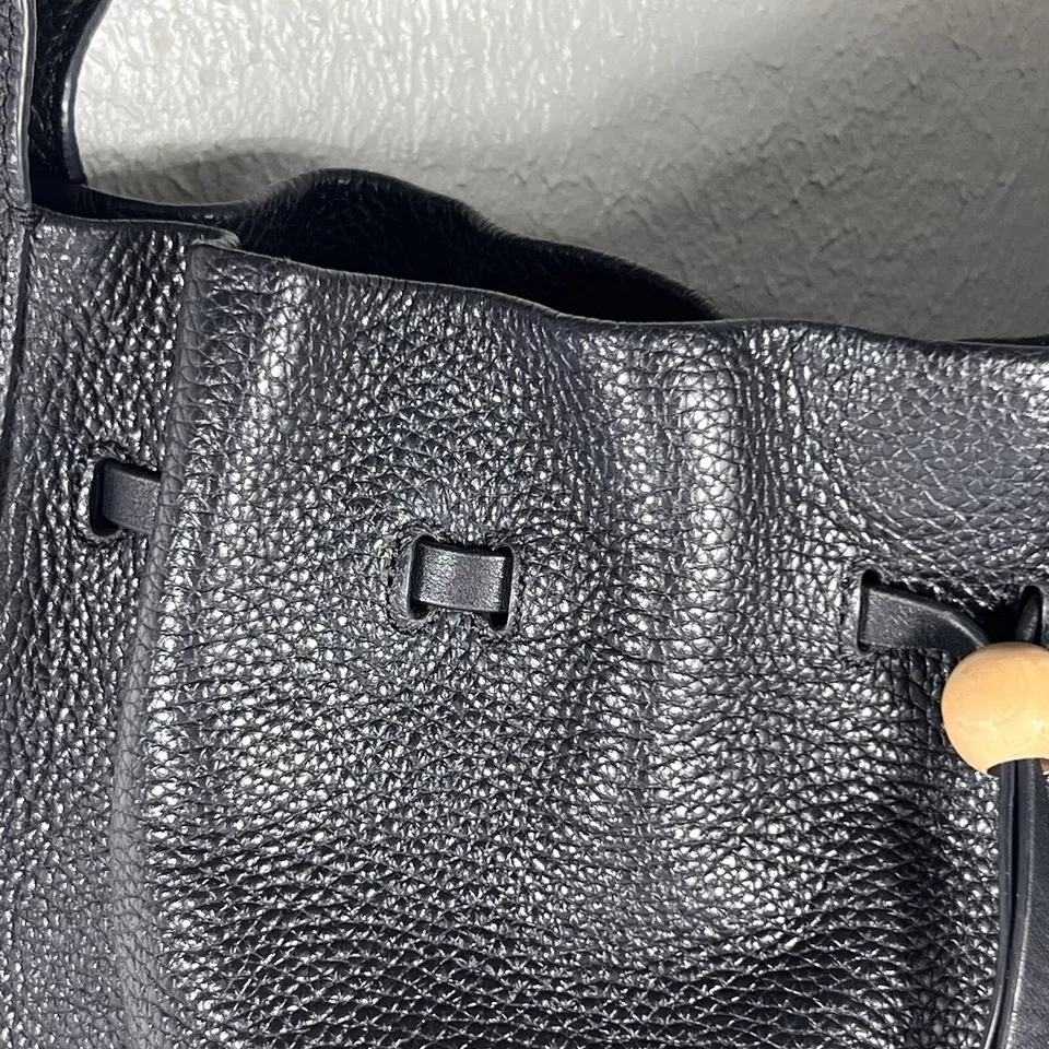 Bolso de mano hobo de cuero de peluche Elizabeth and James negro con cordón correa única Foto 4 de 4