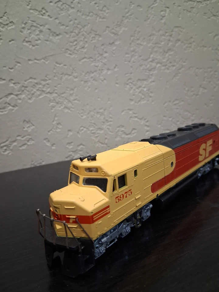 Athearn HO Santa Fe RR Six Axle F45 Powered Locomotive "Kodachrome" Rd. #5975 - Image 4 of 4