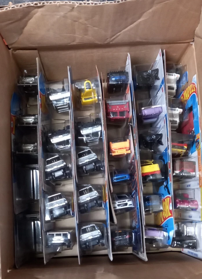 Hot Wheels чехол для переупаковки 72 шт. случайный выбор. Каждый чехол включает в себя эксклюзивные товары и аксессуары для магазина. - Изображение 3 из 4