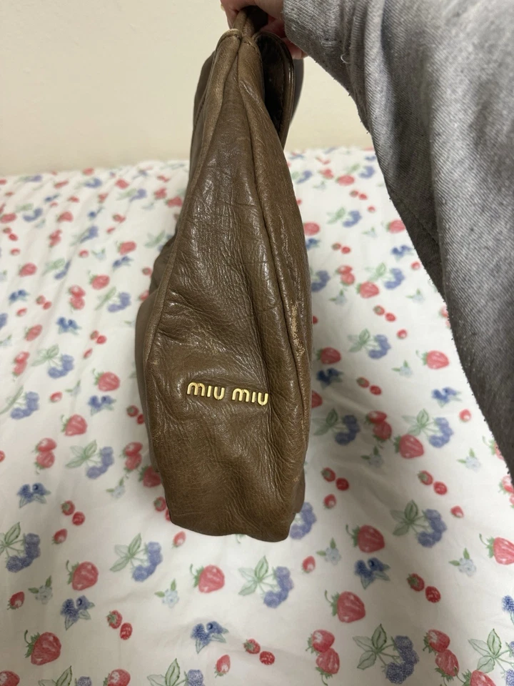 Bolso hobo de cuero marrón MiuMiu Foto 3 de 4