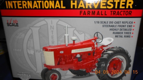 SpecCast International Harvester 450 Farmall tractor 1/16 scale Diecast New in B - Picture 5 of 7