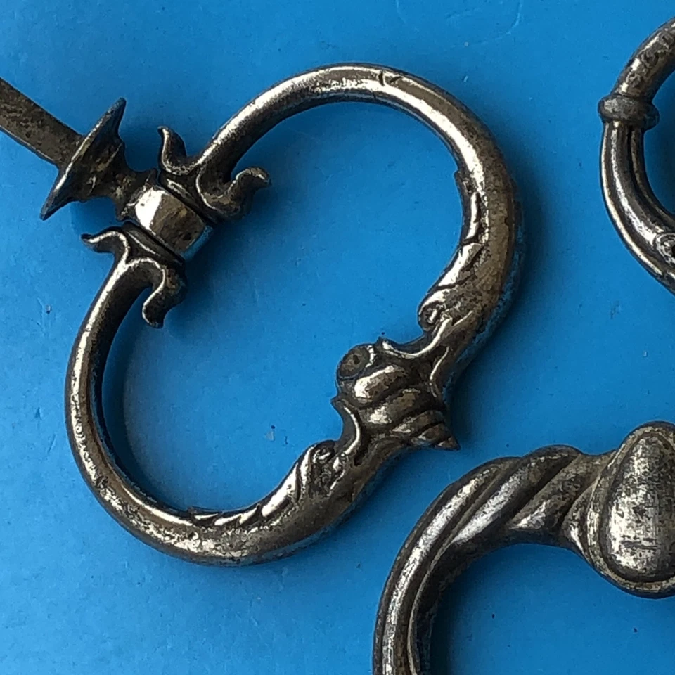 Ancienne poignée  de  tiroir de  commmode en  laiton  (x 3) - Photo 4/4