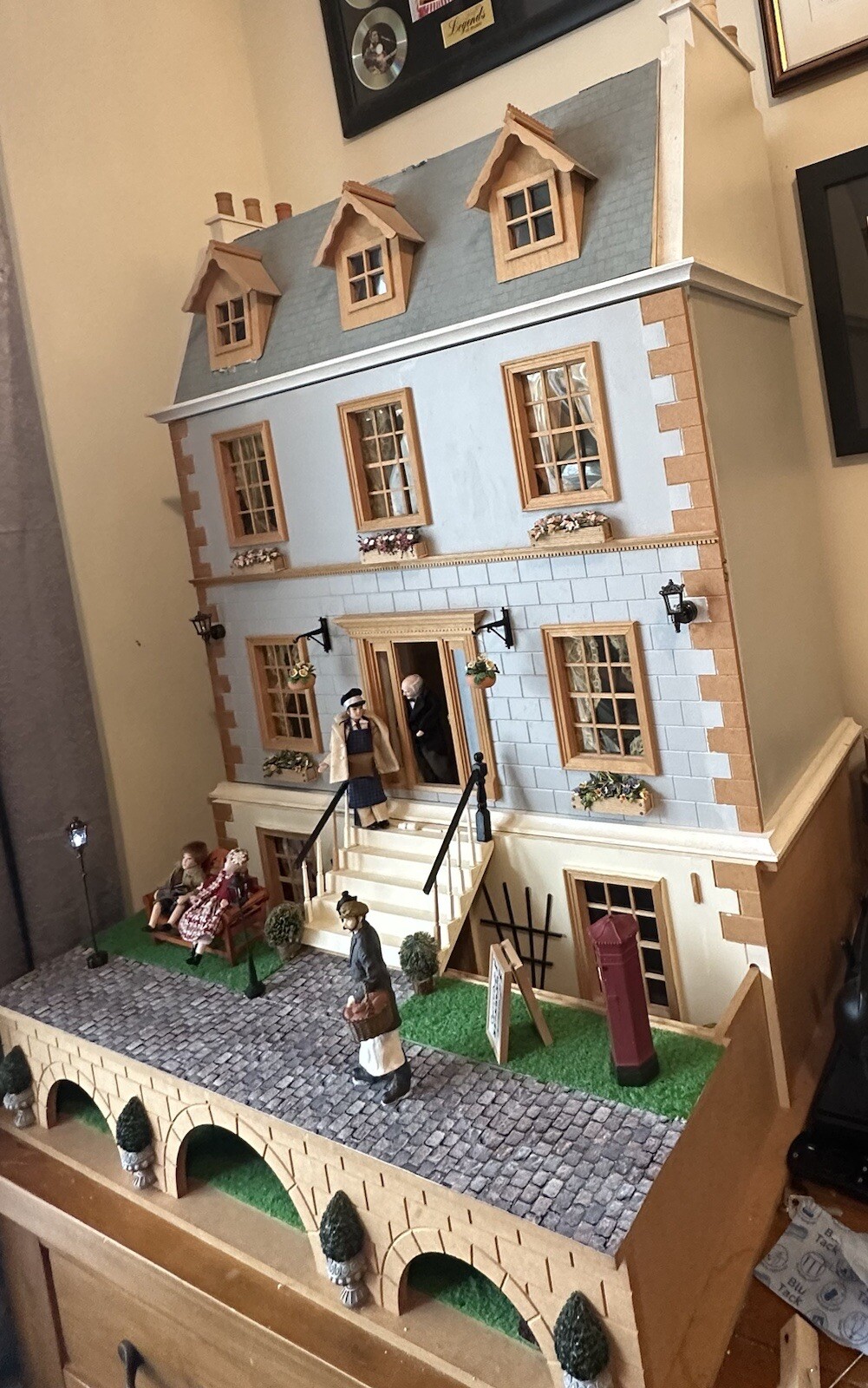 DOLLS HOUSE EMPORIUM MANOR HOUSE WITH BASEMENT, ROAD, SECRET GARDEN