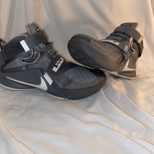 lebron soldier 9 grey