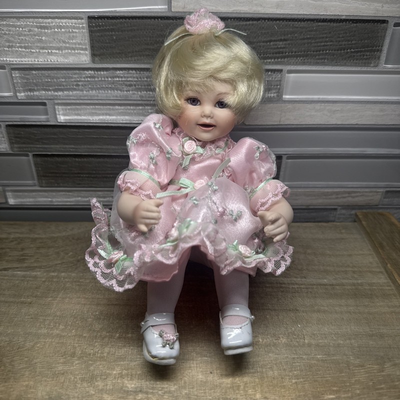 Vintage Marie Osmond Tiny Tots Baby Queen Elizabeth Rose Bud Porcelain Doll 2006
