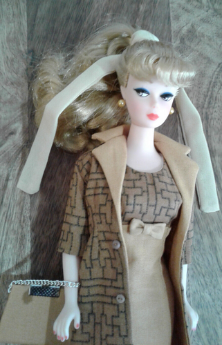 Blonde Barbie Repro Puppe Mattel in OOAK Handmade Amber Outfit mit Schuhen & Handtasche