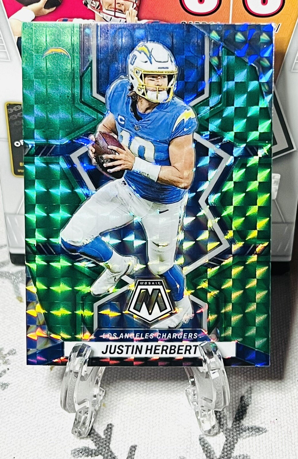 2022 Panini Mosaic Football Justin Herbert Green Mosaic Prizm #101-Chargers
