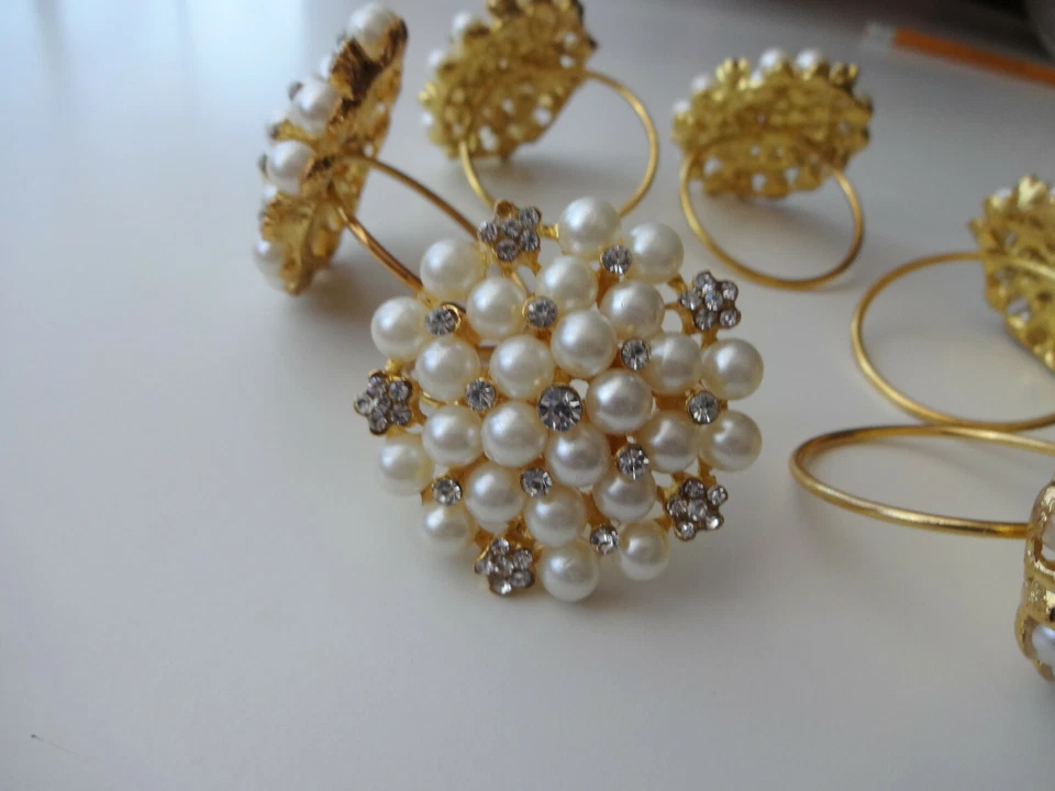 Anillos servilleteros de metal tono dorado perlas resina diamantes de imitación únicos 6 piezas día santo Navidad Foto 4 de 4