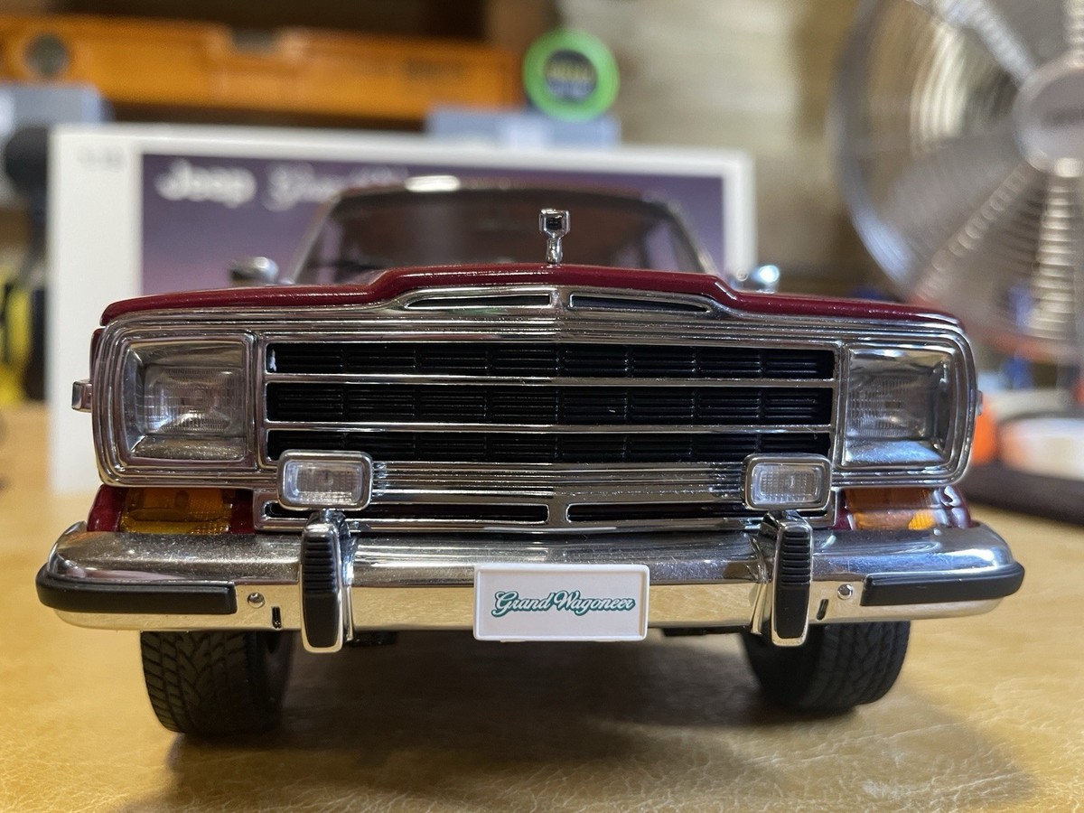 JEEP Grand Wagoneer 1989 in red [more like maroon] - AUTOart