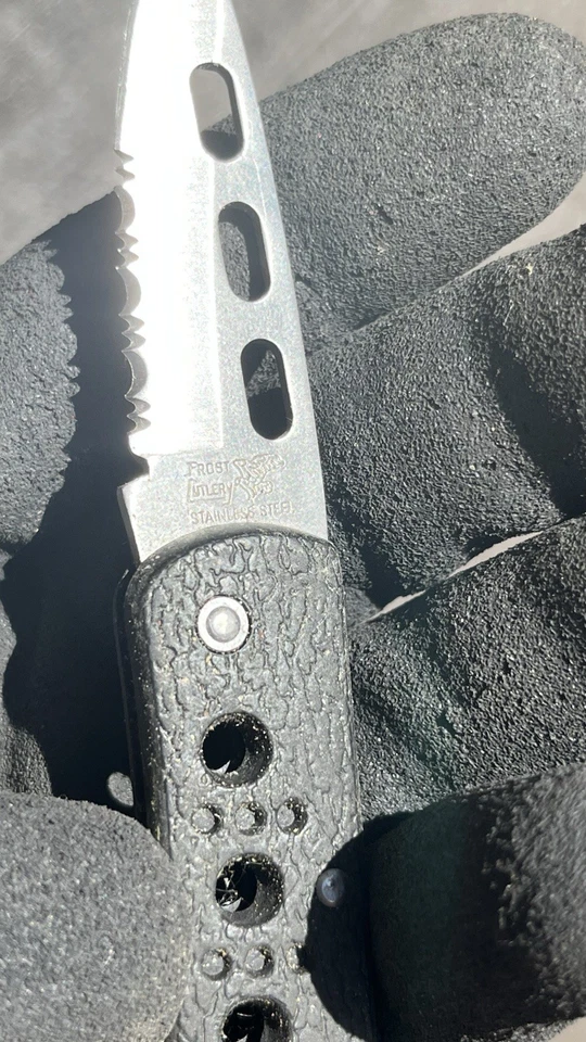 Cuchillo de bolsillo plegable Frost Cutlery hoja de acero inoxidable dentada mango negro Foto 3 de 4