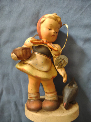 VINTAGE CERAMIC NAPCO TWO CHICKS SH1D GIRL FEEDING CHICKENS 5.5''