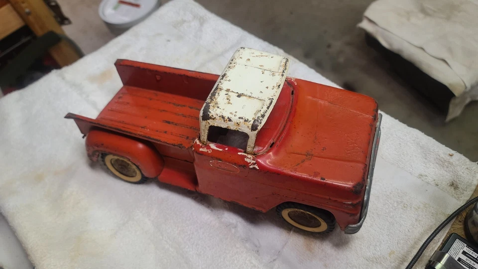 "Camioneta pickup Tonka Toy 1963-1964 #302 vintage años 60 sin precio base MT 12,5"" roja" Foto 3 de 4