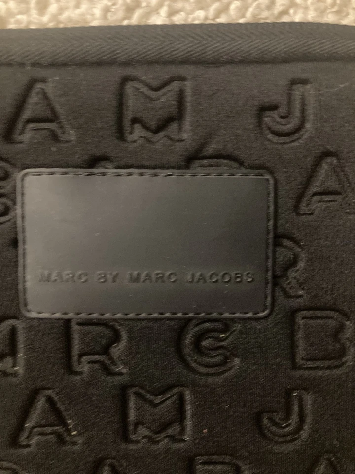 Estuche acolchado para tableta MARC by Marc Jacobs Dreamy negro con logotipo de neopreno con cremallera superior Foto 3 de 4