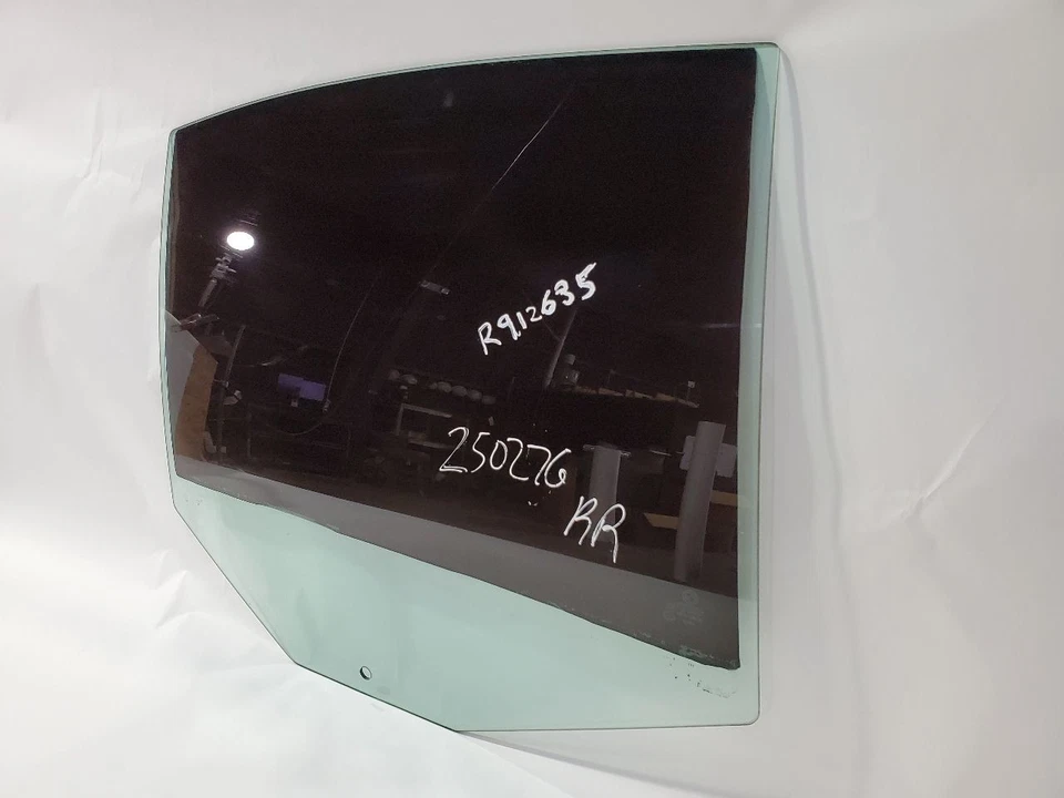 Vidrio puerta trasera derecha usado se adapta a: BMW 525I 2007 tinte verde trasero derecho grado Foto 4 de 4