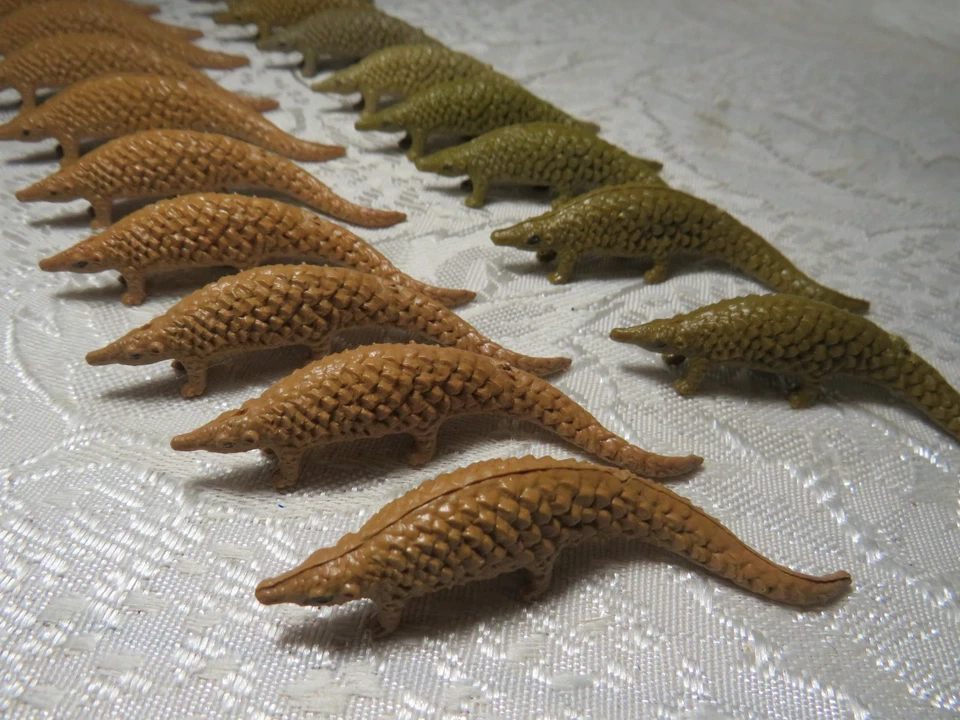 LOTE DE 21 ENFEITES DE CUPCAKE VINTAGE DE PLÁSTICO FIGURATIVO PANGOLIM BOLO - Imagem 3 de 4