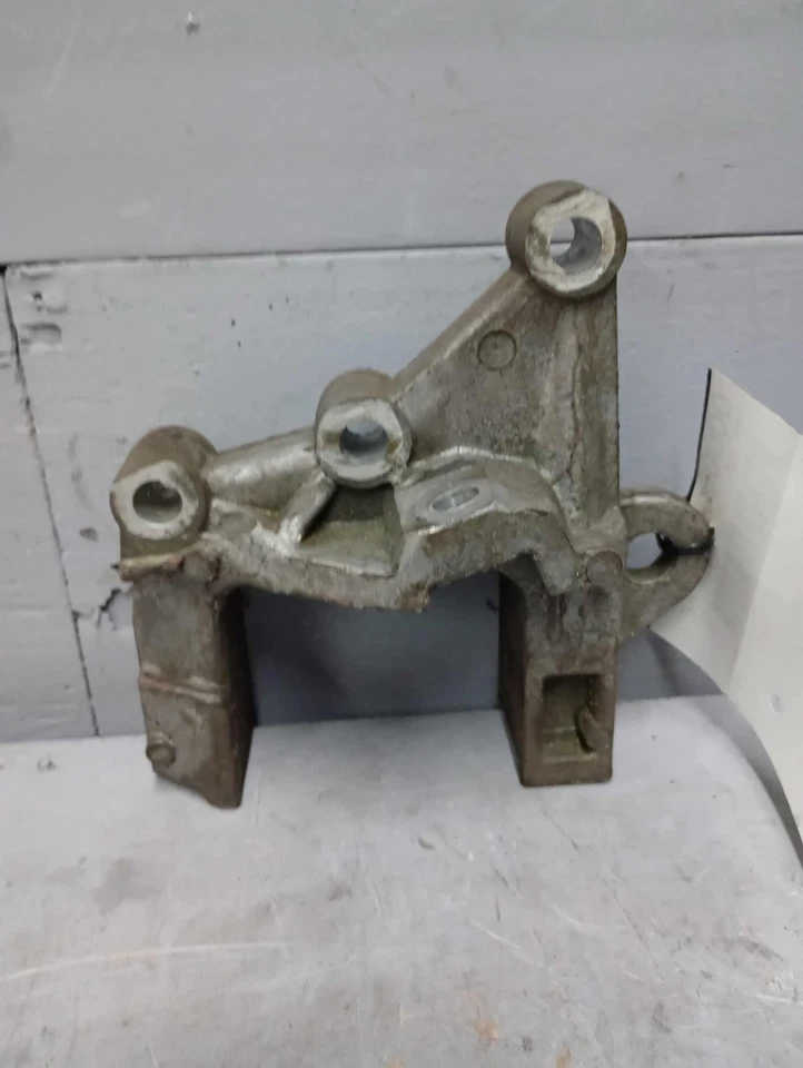 Chrysler T&C Dodge Grand Caravan 2008-14 soporte de montaje de transmisión OEM 04721335AA Foto 2 de 4